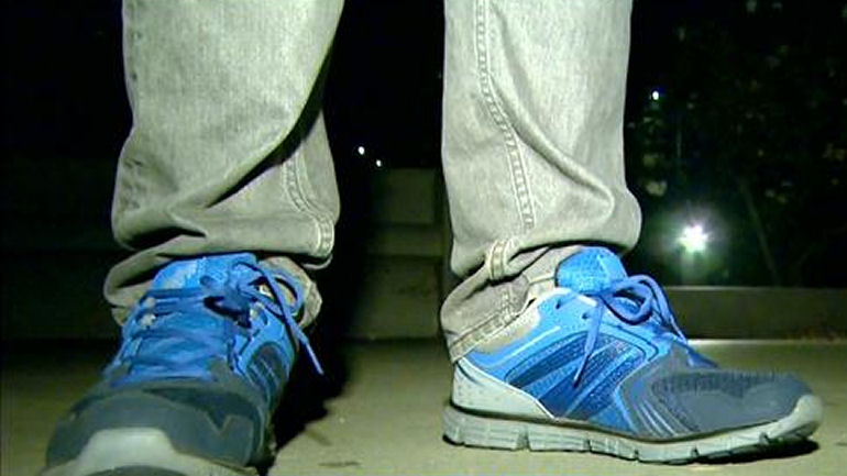 The blue sneakers of the mystery @hiddencash do-gooder. (CBS)