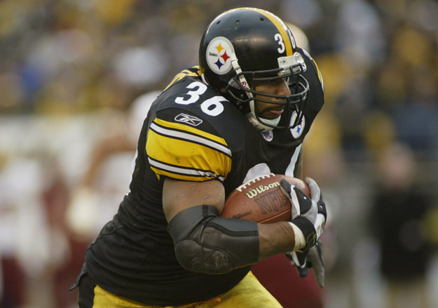 PITTSBURGH - NOVEMBER 28:  Jerome Bettis #36 of the Pittsburgh Steelers carries the ball against the Washington Redskins during the game on November 28, 2004 at Heinz Field in Pittsburgh, Pennsylvania. The Steelers defeated the Redskins 16-7. 