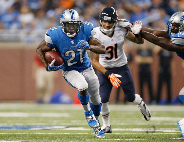 Reggie Bush of the Detroit Lions carries the ball against the Chicago Bears. (Photo by Gregory Shamus/Getty Images)