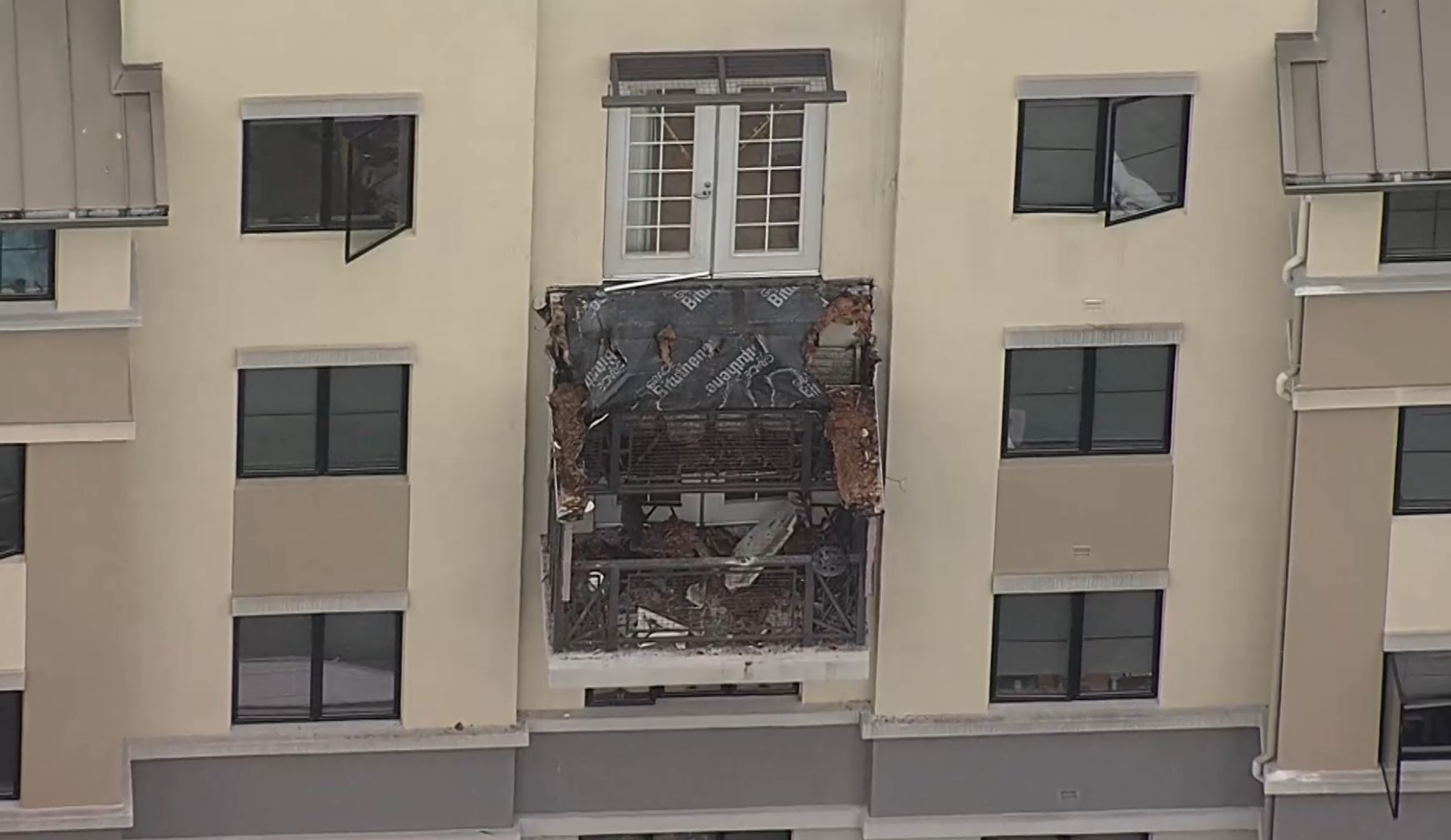 Aerial view of collapsed balcony in Berkeley that killed 5. (CBS)
