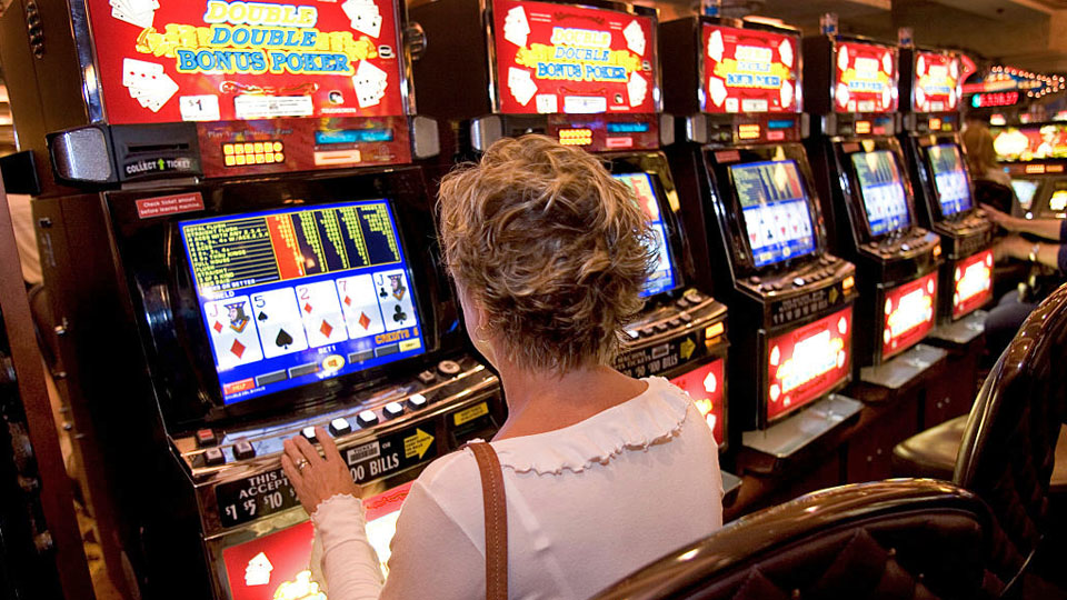 How many slot machines does cache creek have