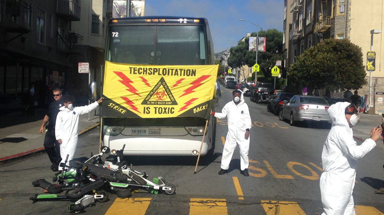 Anti-gentrification protesters block a tech bus in San Francisco's Mission District on May 31, 2018. (Twitter / @allekto)