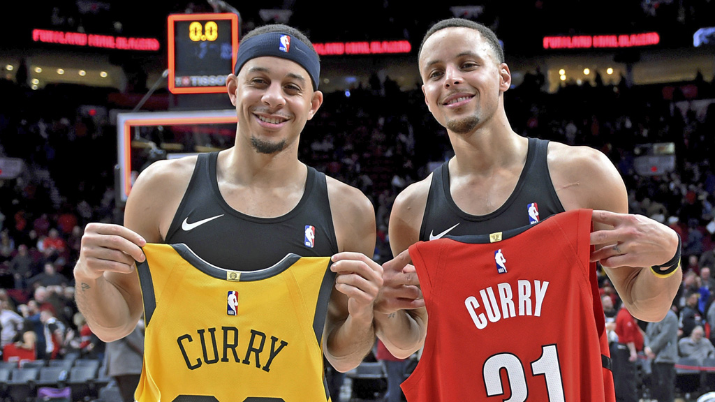 Brothers Steph, Seth Curry Will Face 