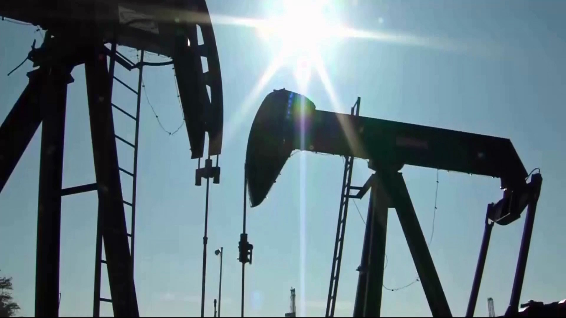 Newsom Administration Calls For Banning New Oil Drilling Near Neighborhoods, Schools
