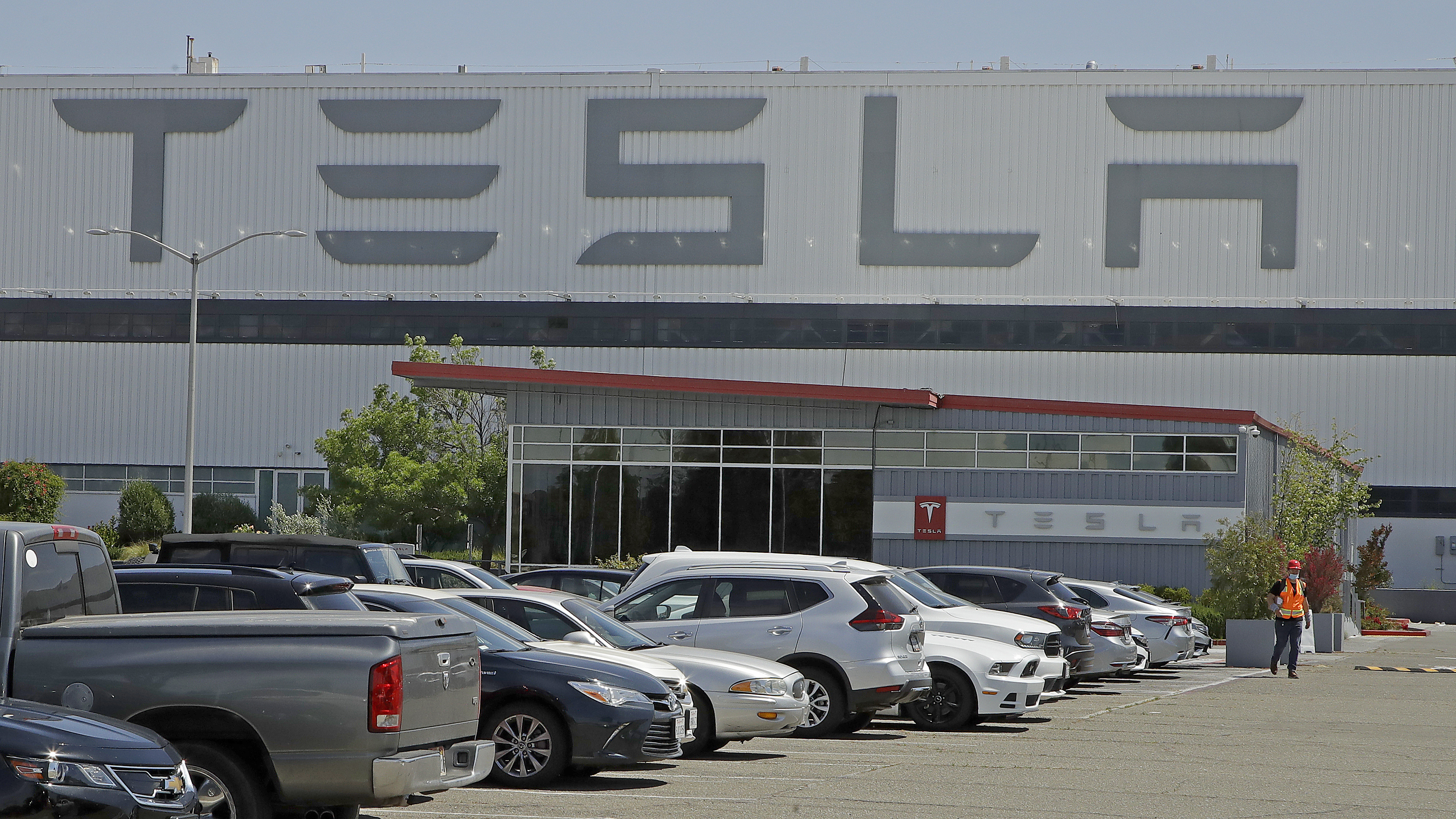Elon Musk Invites United Auto Workers To Hold Organizing Vote At Tesla’s Fremont Factory