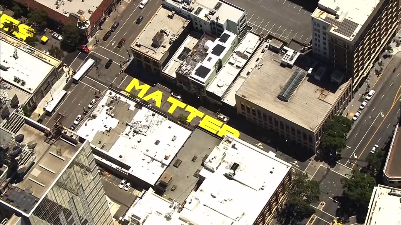 Chopper 5 over a Black Lives Matter mural that stretched for 3 blocks along 15th Street near Oakland City Hall. (CBS)