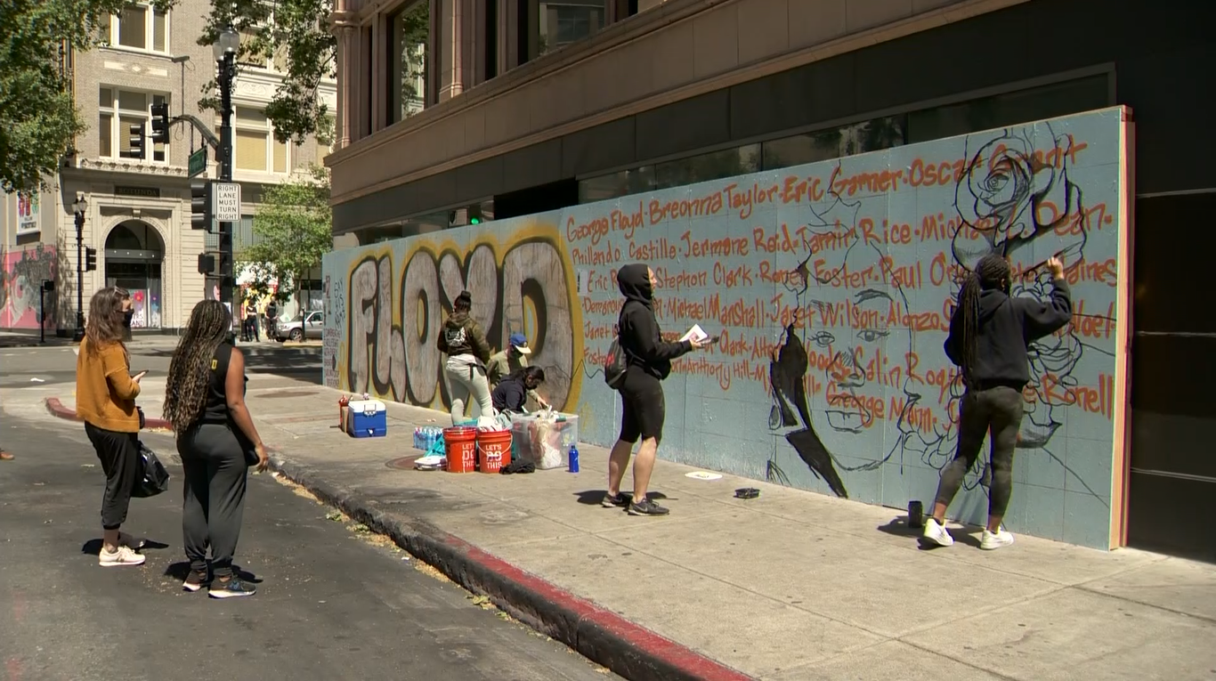 Artists in Downtown Oakland paint a mural paying tribute to Breonna Taylor, who was killed by police in Louisville, Kentucky. (CBS)