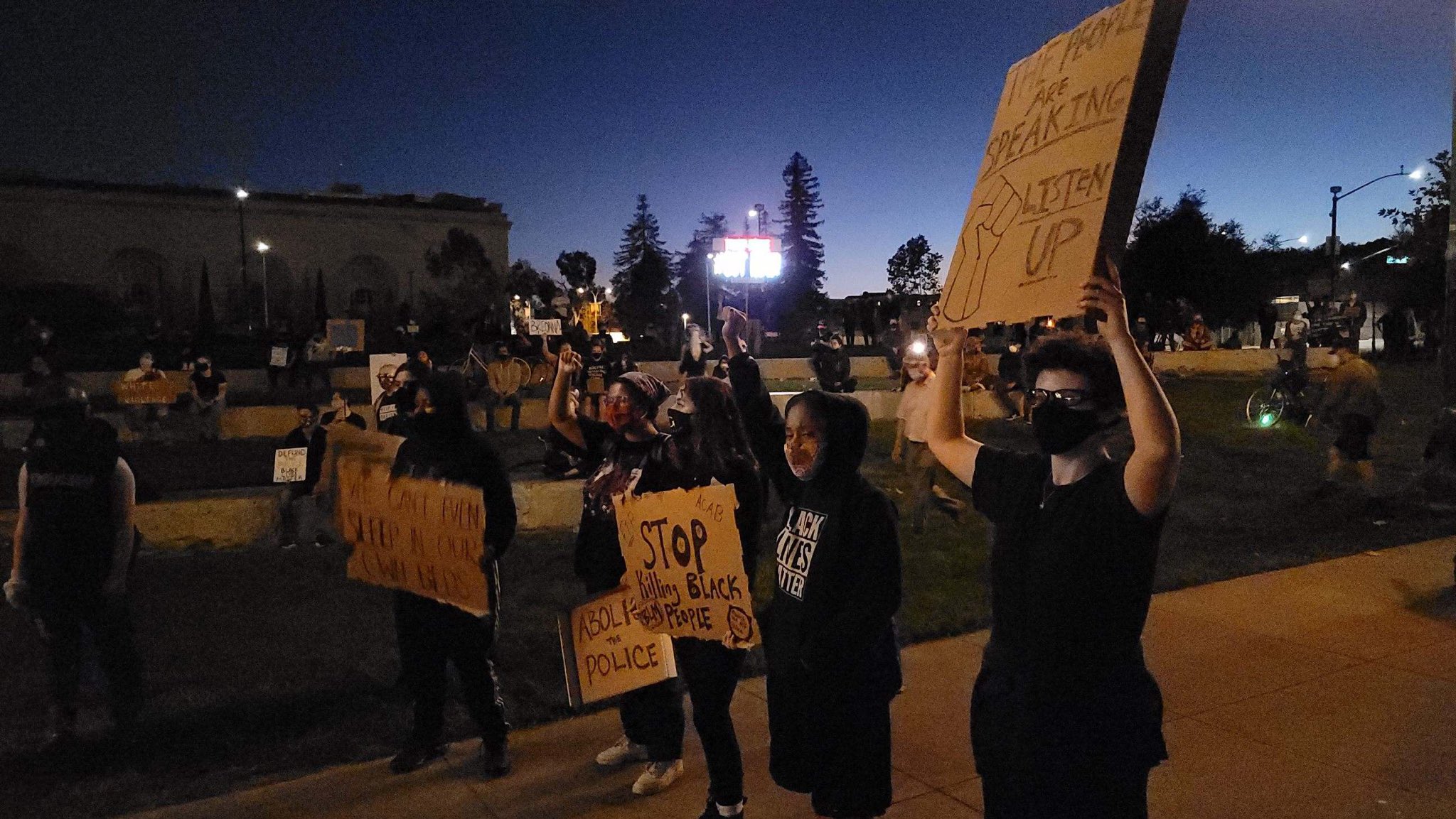 Protesters gather in Oakland following the grand jury's decision in the killing of Breonna Taylor, September 23, 2020. (Andrea Nakano / CBS)