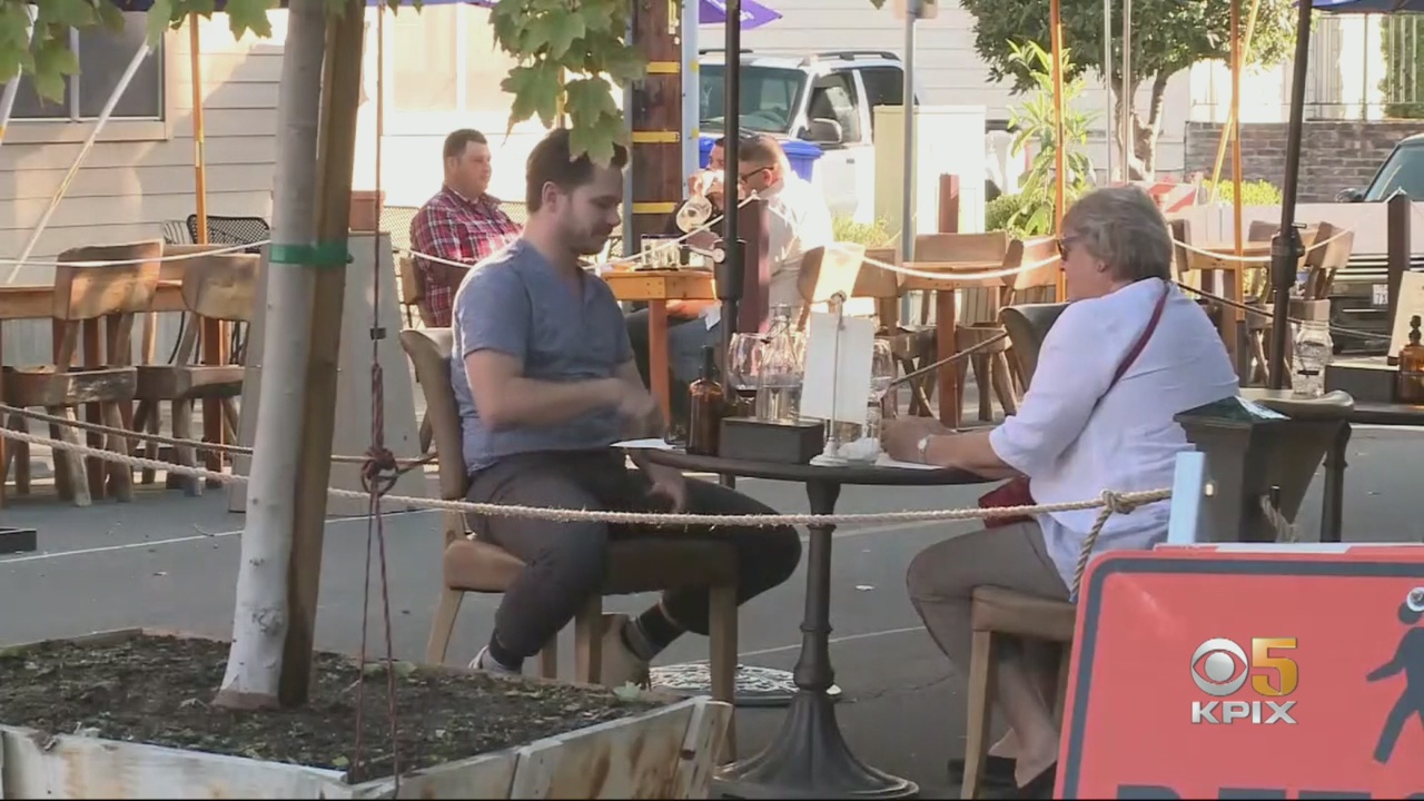 Outdoor dining in Sonoma County, which remained in the most-restrictive Purple Tier under the state's reopening plan, October 28, 2020. (CBS)