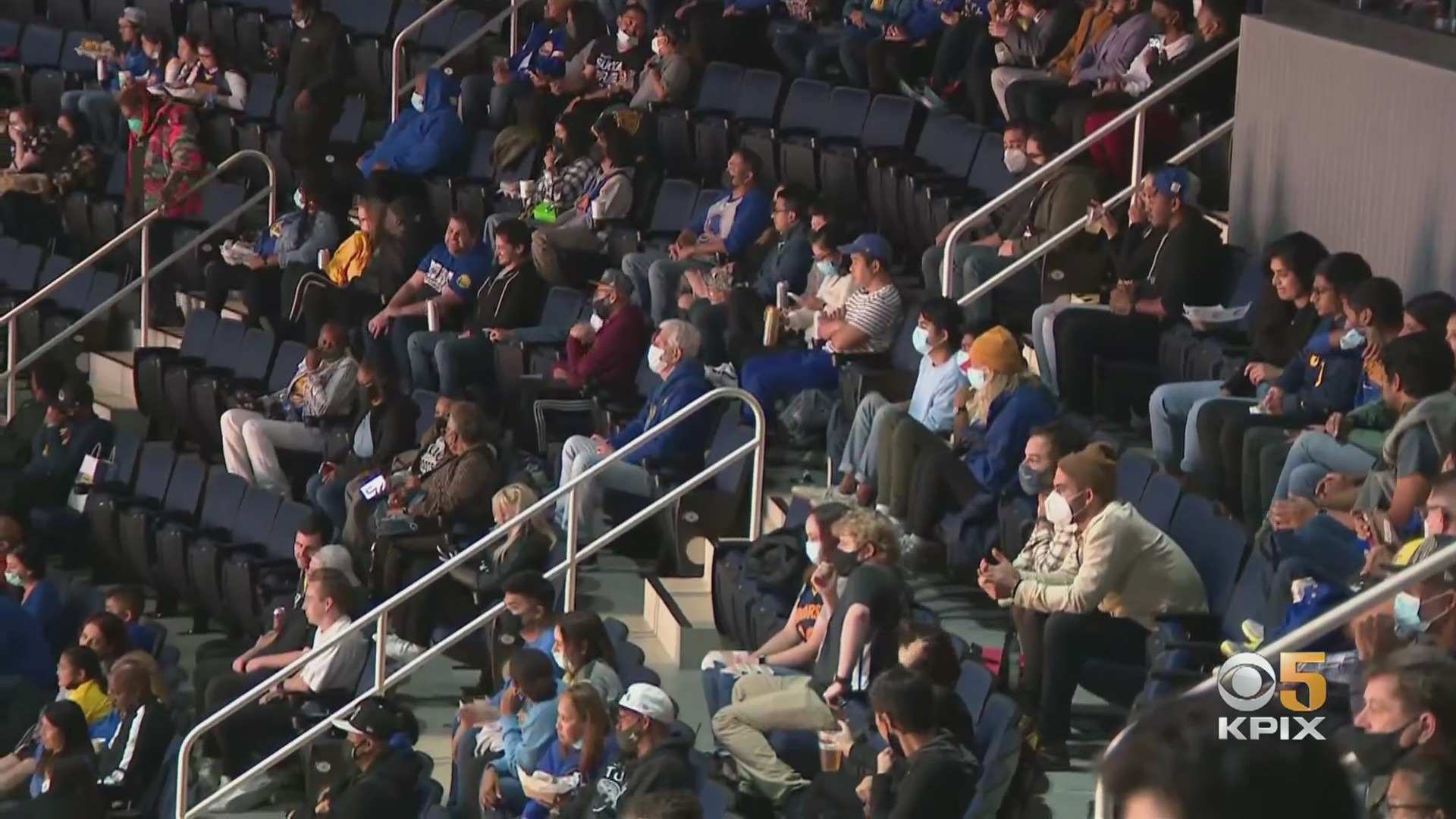 Fans at Chase Center to watch the Golden State Warriors vs. Denver Nuggets preseason game on October 6, 2021. (CBS)