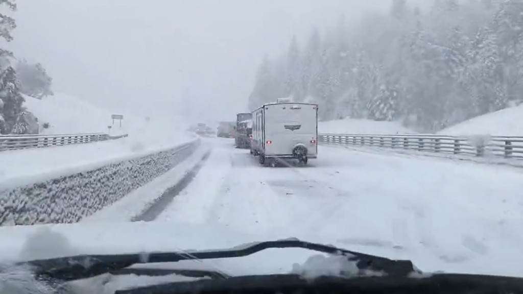 Blizzard conditions on Interstate 5 north of Redding, December 15, 2021. (Caltrans District 2 / Twitter)