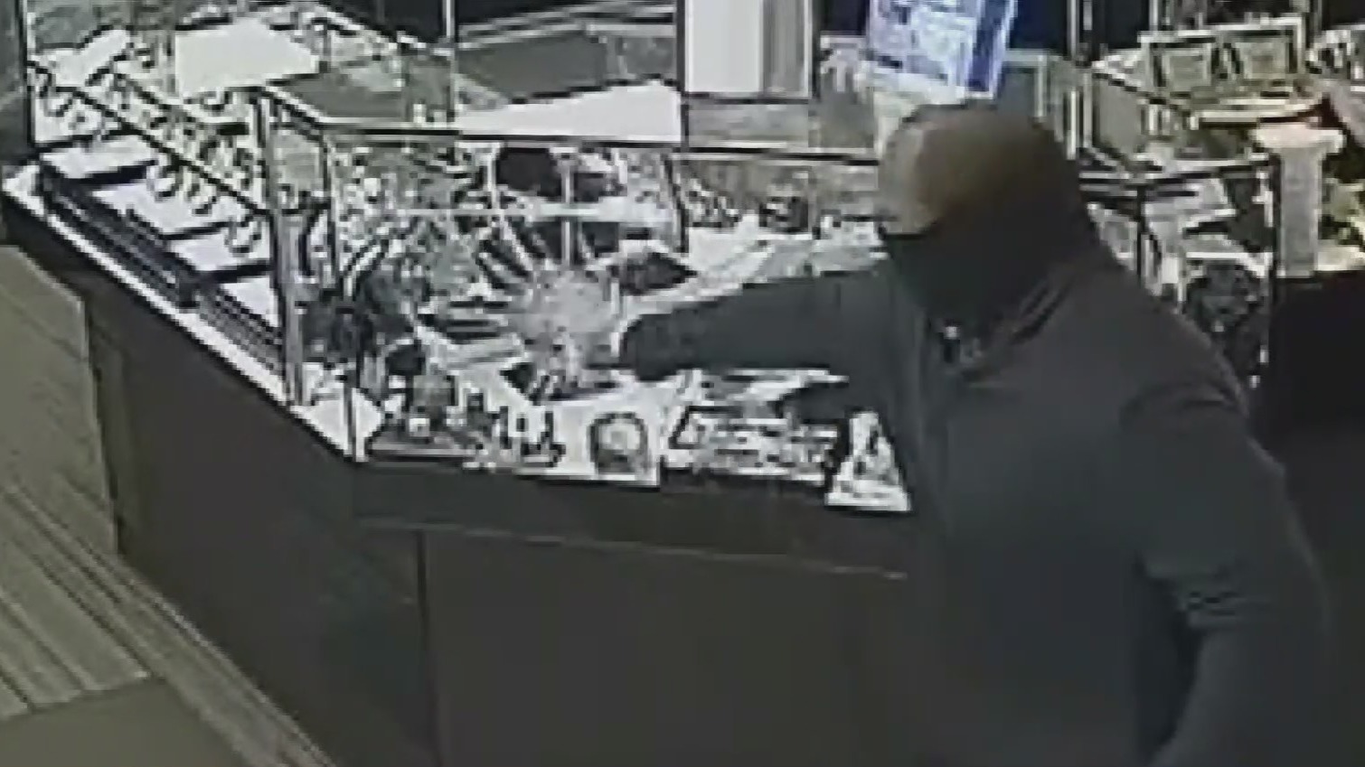 Surveillance footage of a smash-and-grab robbery at Plaza Jewelers in San Jose, March 2021. (CBS)