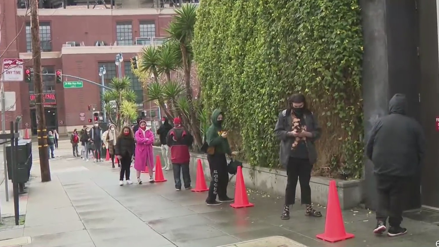 The line outside a COVID-19 testing site in San Francisco during the omicron variant surge, January 4, 2022. (CBS)