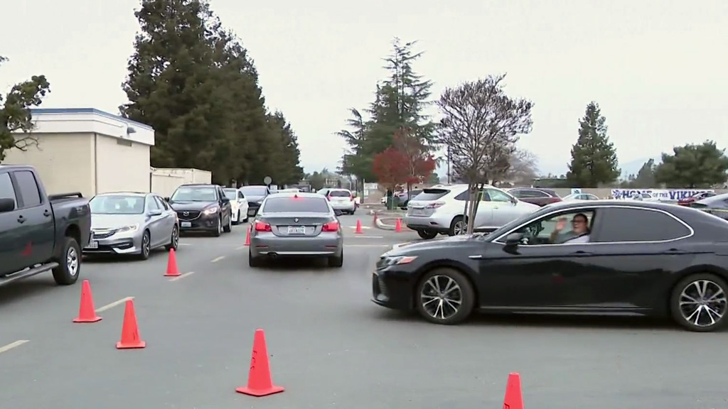 Cars line up at a Fremont Unified School District rapid COVID-19 distribution event on January 6, 2022. (CBS)