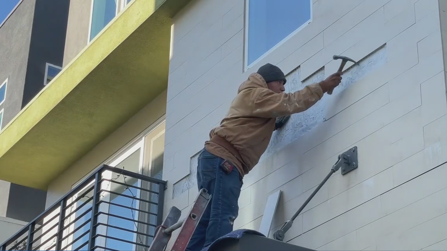Repairs being made to homes in San Jose's Communications Hill neighborhood after tiles began falling, January 10, 2022. (CBS)